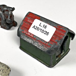 Lote de 14 figuras de plomo: animales variados y casita de perro - imagen 3