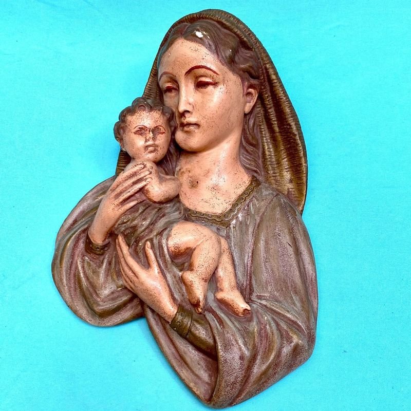 Lote siguiente: Figura de la Virgen María con el niño Jesús, posiblemente italiana