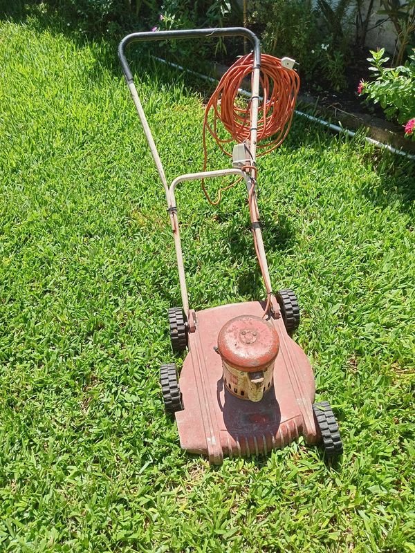 Cortadora de pasto eléctrica en buen estado - imagen 3
