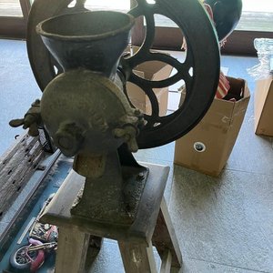Desgranadora de Maíz Antigua de Hierro Fundido con Manivela y Banco de Madera - imagen 5