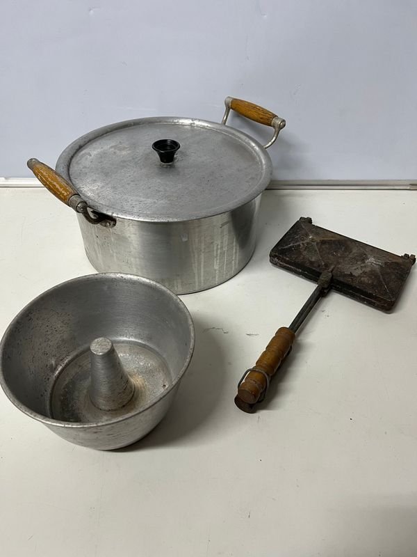 Olla de Aluminio con Tapa, Budinera y Sandwichera Antigua - imagen 1
