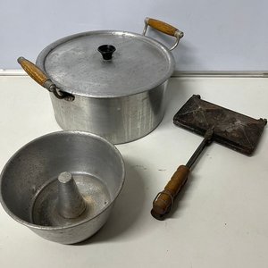 Lote anterior: Olla de Aluminio con Tapa, Budinera y Sandwichera Antigua
