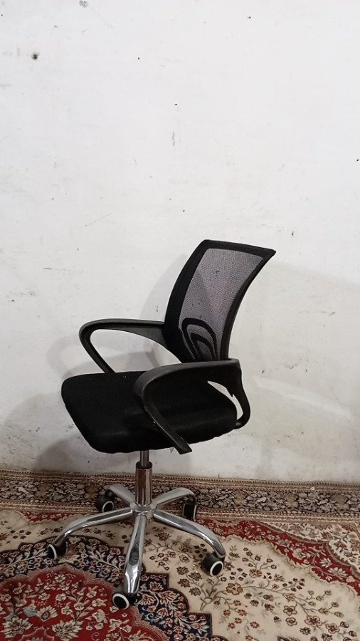 Silla oficina respaldo con malla 5 ruedas en negro, base cromada - imagen 2
