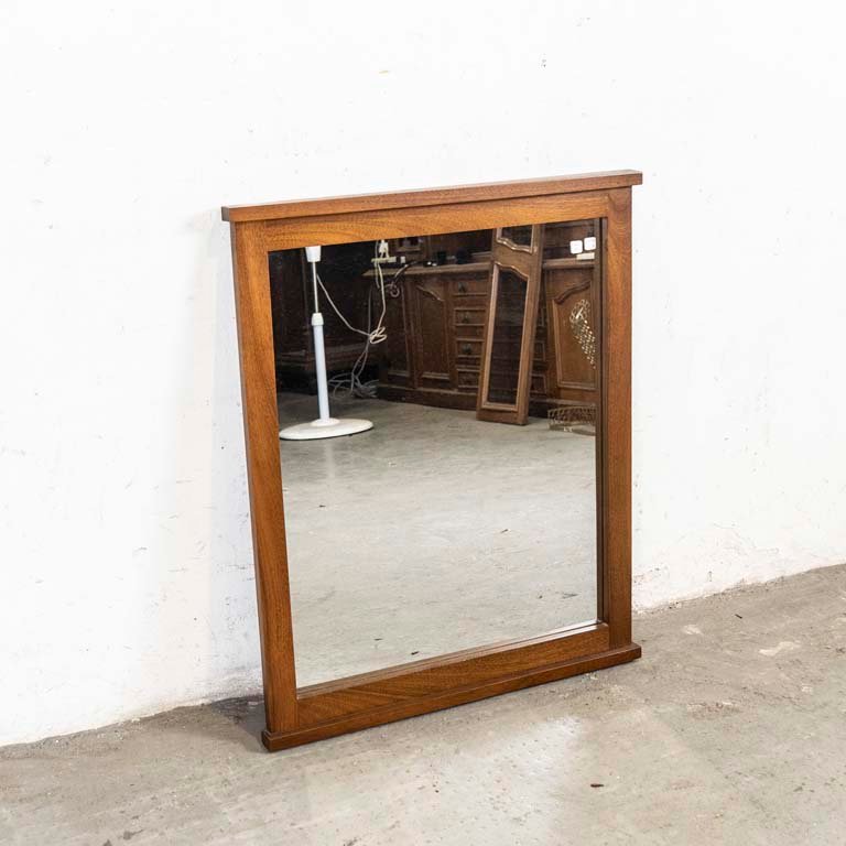 Lote siguiente: Espejo con marco de madera para decorar