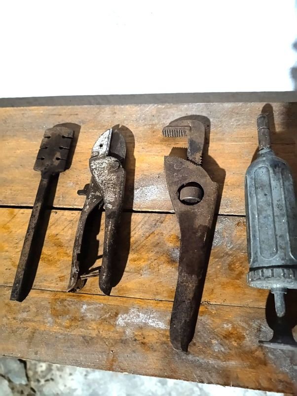 Lote de Herramientas Usadas: Inyector de Grasa, Llave, Pinza y Triscador