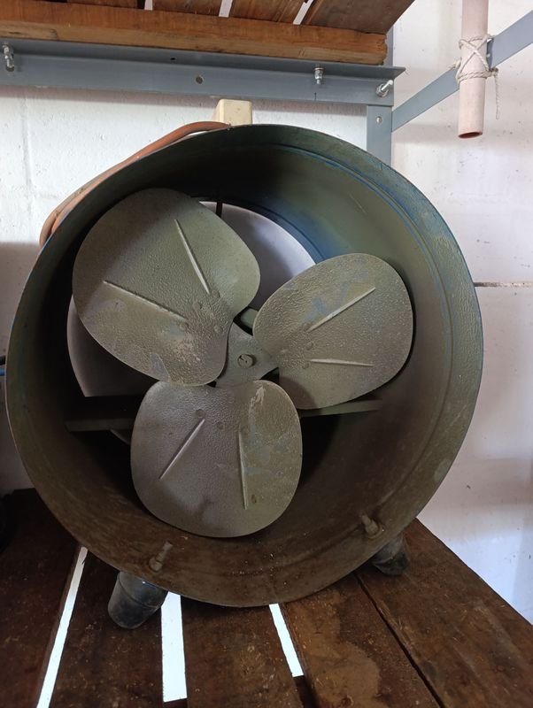 Lote siguiente: Ventilador Industrial con Cuatro Aspas
