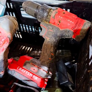 Lote de 7 Herramientas Eléctricas: Taladros, Amoladora Recta y Atornilladores - imagen 3
