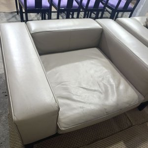 Sillón Contemporáneo "Camerich USA" en Cuero Gris con Base de Madera Maciza - imagen 3