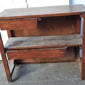 Lote siguiente: Escritorio de Madera con Estantes y Dos Cajones