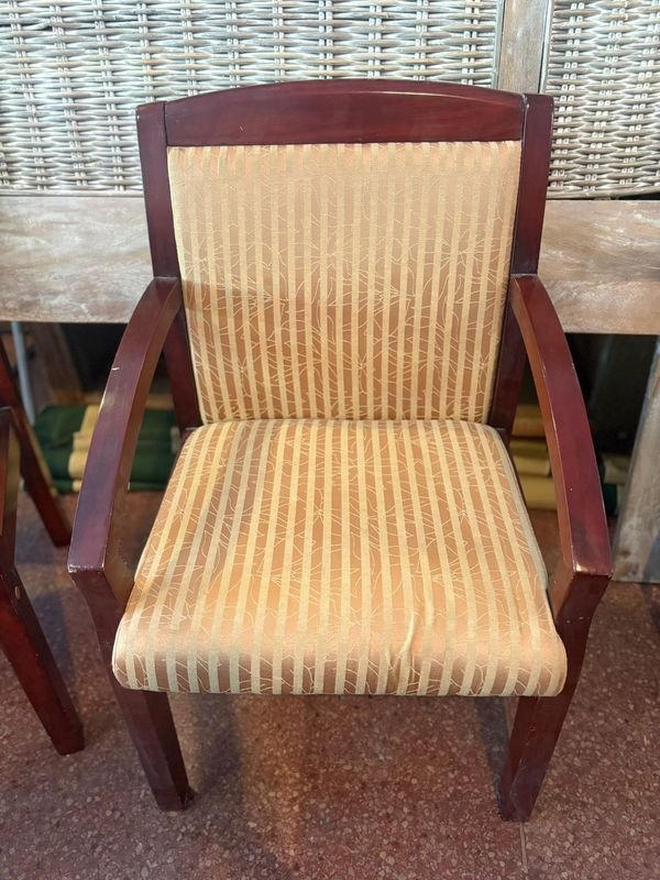 Dos sillas de madera con tapizado en buen estado - imagen 2