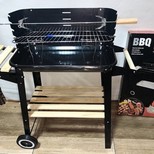 Parrillero Portátil Negro con Ruedas, Estantes de Madera y Caja Original - imagen 4