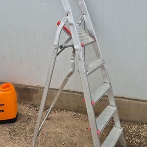 Escalera Tijera de alumnio de 5 Escalones dañado el larguero izquierdo muestra un dobles en el aluminio - 2 Pulverizadoras con Faltantes - Mini Motosierra a la Vista - imagen 5
