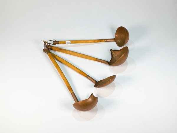 Juego de 4 Utensilios de Cocina en Madera y Cobre: Espumadera y Cucharones - imagen 1
