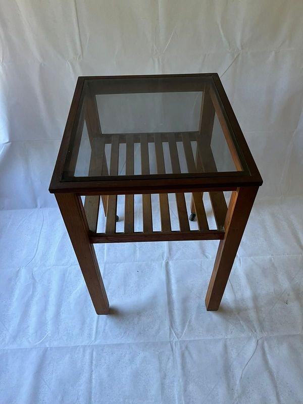 Mesa en madera con estante de vidrio EXCELENTE ESTADO - imagen 4