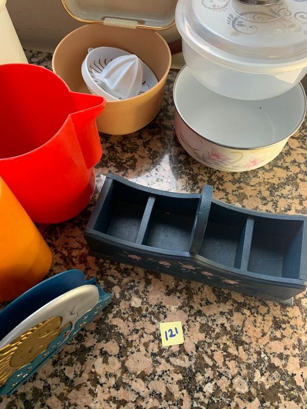 Lote siguiente: Caja de té y accesorios en madera y plástico