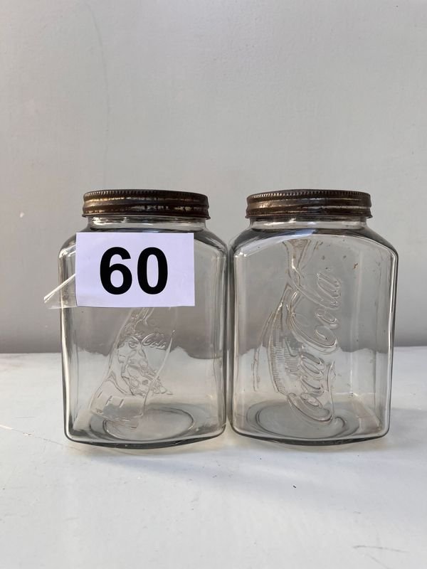 Lote siguiente: Dos frascos de vidrio Coca-Cola