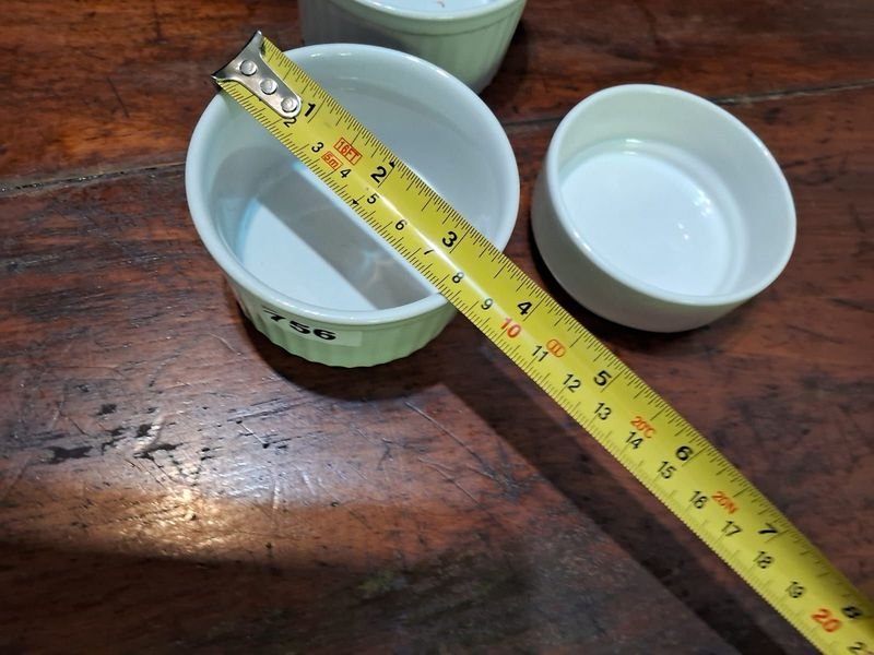 Lote siguiente: Pocillos de cerámica con números y medidas