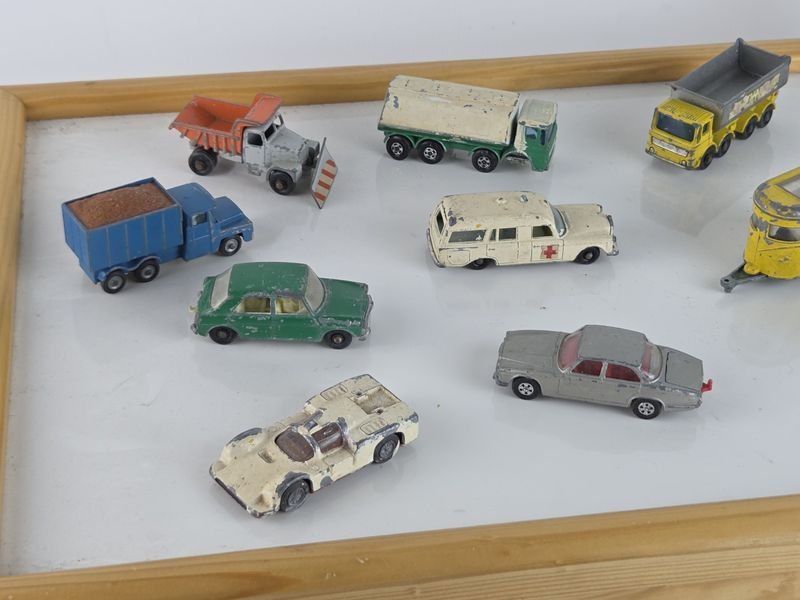 Colección de coches Matchbox en diferentes colores - imagen 2