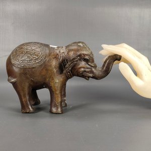 Elefante de Bronce Decorado con Detalles de Desgaste - imagen 3