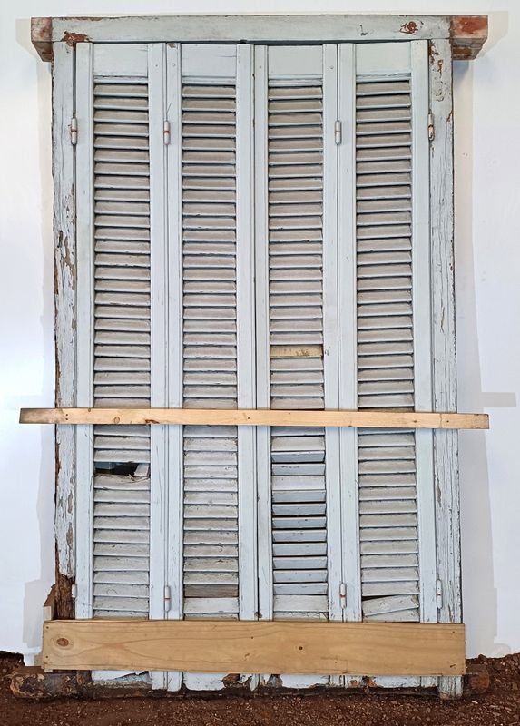 Ventana con 2 hojas batientes y celosías en cedro - imagen 5