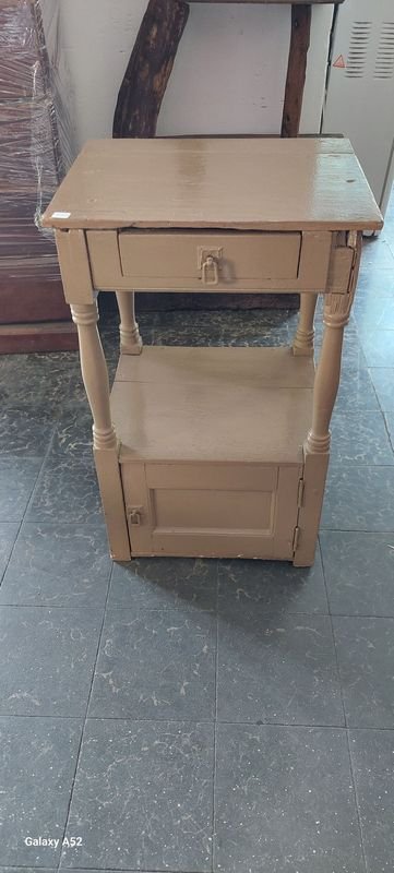 Noche de mesa en madera con cajón y puerta - imagen 1