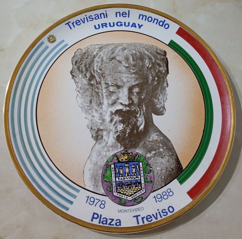 Plato de pared con motivo Italo-Uruguayo - Venta en subasta - imagen 3