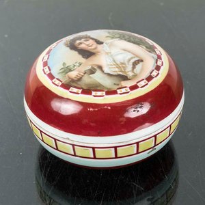 Alhajero Circular de Porcelana Alemana con Dama y Cascabeles - 16x9 cm - imagen 1