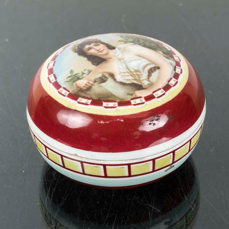 Alhajero Circular de Porcelana Alemana con Dama y Cascabeles - 16x9 cm