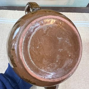 Tetera Antigua de Cerámica Marrón con Bandas Azules y Doradas - imagen 4