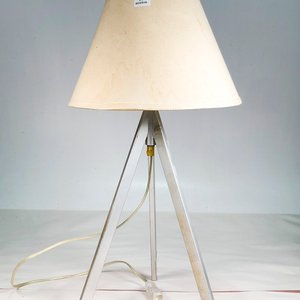 Lote siguiente: Lámpara de Mesa Trípode Metálica con Pantalla Blanca