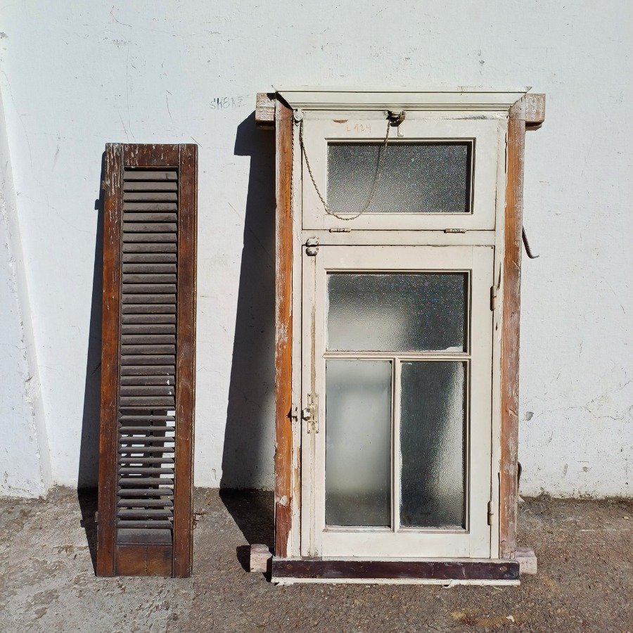 Lote siguiente: Ventana antigua de madera con detalles en cedro y metal