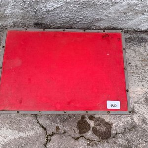 Banqueta o Mesa Auxiliar con Tapa Roja y Patas de Madera - imagen 2
