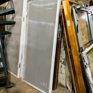 Dos Hojas de Portón de Hierro y Malla Blanca con Policarbonato - imagen 2