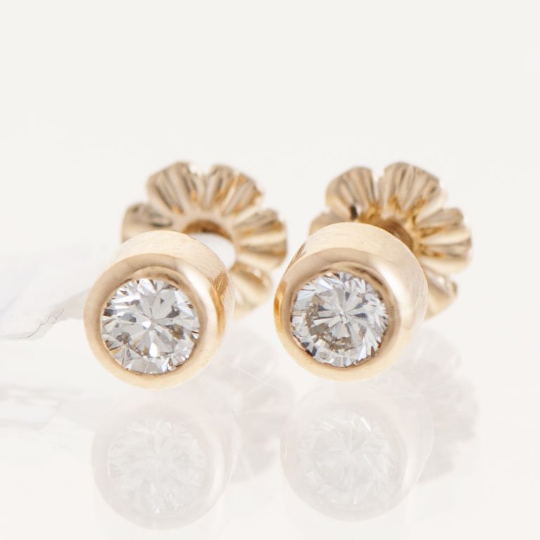 Lote siguiente: Pare de aretes de oro 18k con brillantes