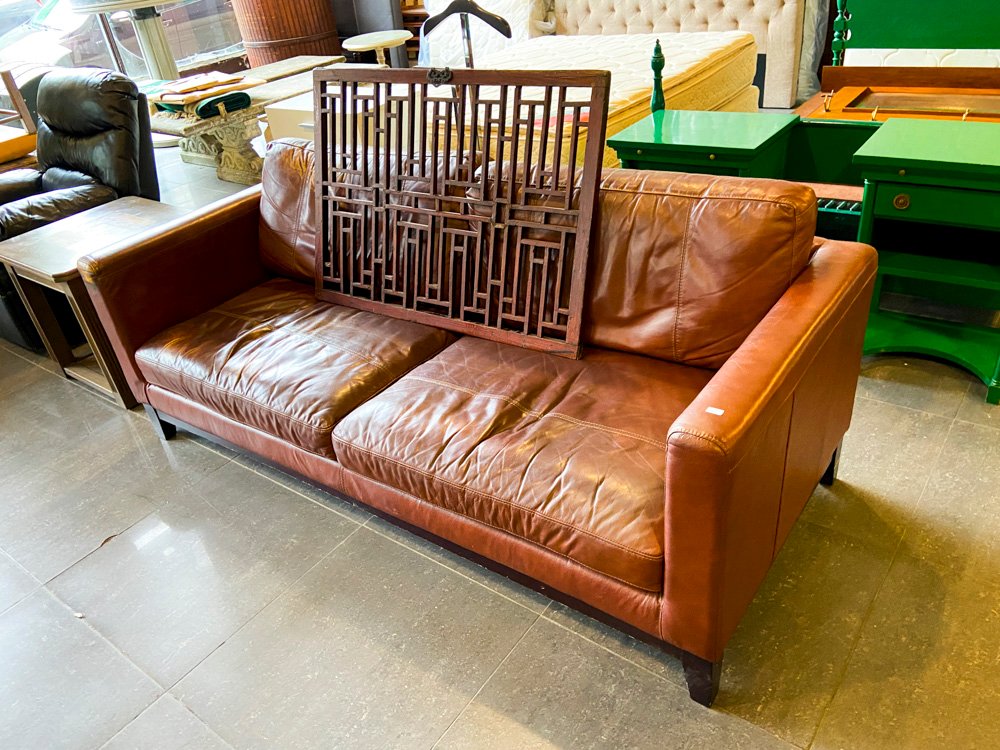 Sofá de Cuero Marrón y Mesa de Luz Verde Estilo Clásico