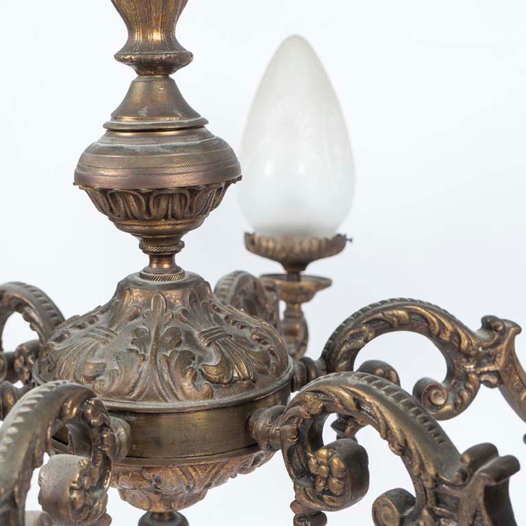 Lámpara de bronce con seis luces y detalles tallados - imagen 2