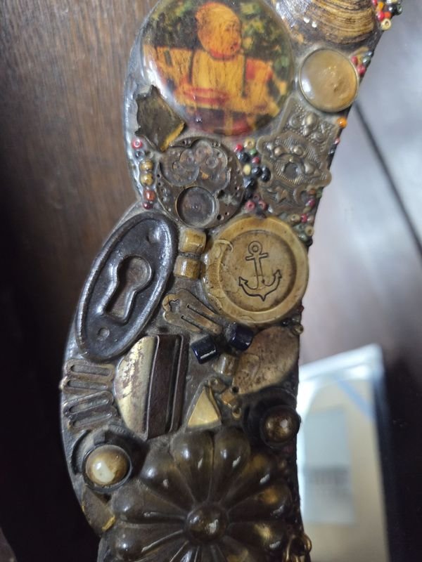 Espejo artesanal con antigüedades varias - imagen 2