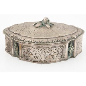 Lote siguiente: Alhajero Oval de Plata 800 con Cuerpo Lobulado y Detalle de Flor