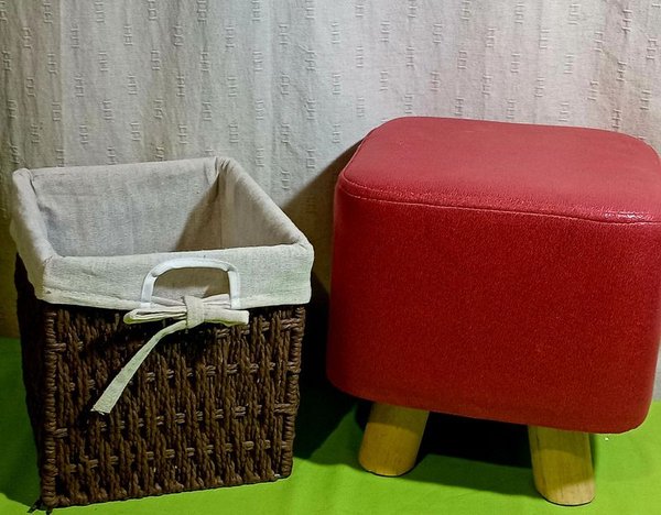 Taburete de cuerina Roja con Canasto Organizador de Fibra y Patas de Madera