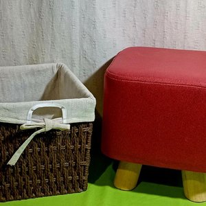 Lote siguiente: Taburete de cuerina Roja con Canasto Organizador de Fibra y Patas de Madera