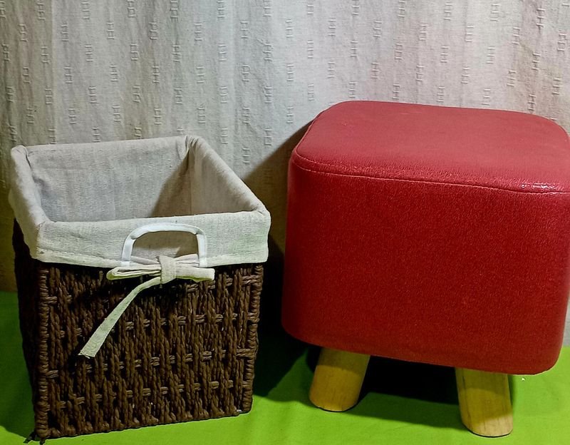 Taburete de cuerina Roja con Canasto Organizador de Fibra y Patas de Madera