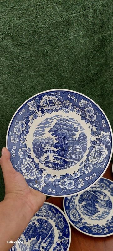 Platos y tazas de porcelana blanca y azul - imagen 18