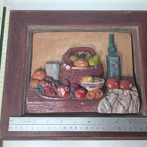 Cuadro Decorativo de Madera Tallada y Pintada: Naturaleza Muerta con Frutas y Botella - imagen 1