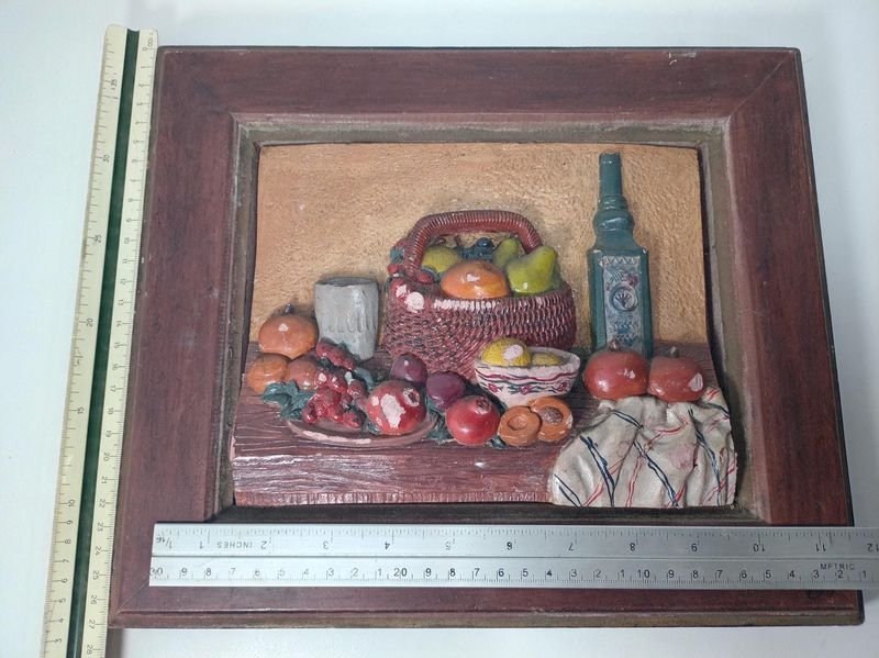 Cuadro Decorativo de Madera Tallada y Pintada: Naturaleza Muerta con Frutas y Botella
