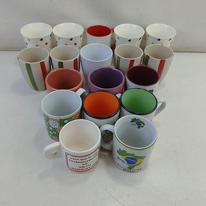 Lote de 18 Tazas y Jarros de Cerámica con Diseños Variados - imagen 1