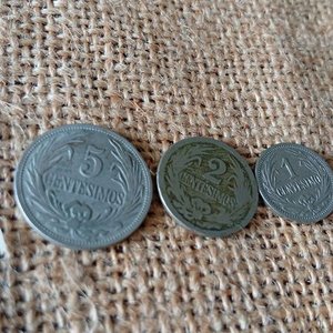 Lote siguiente: Tres Monedas Antiguas: Dos de 1909 y Una de 1936
