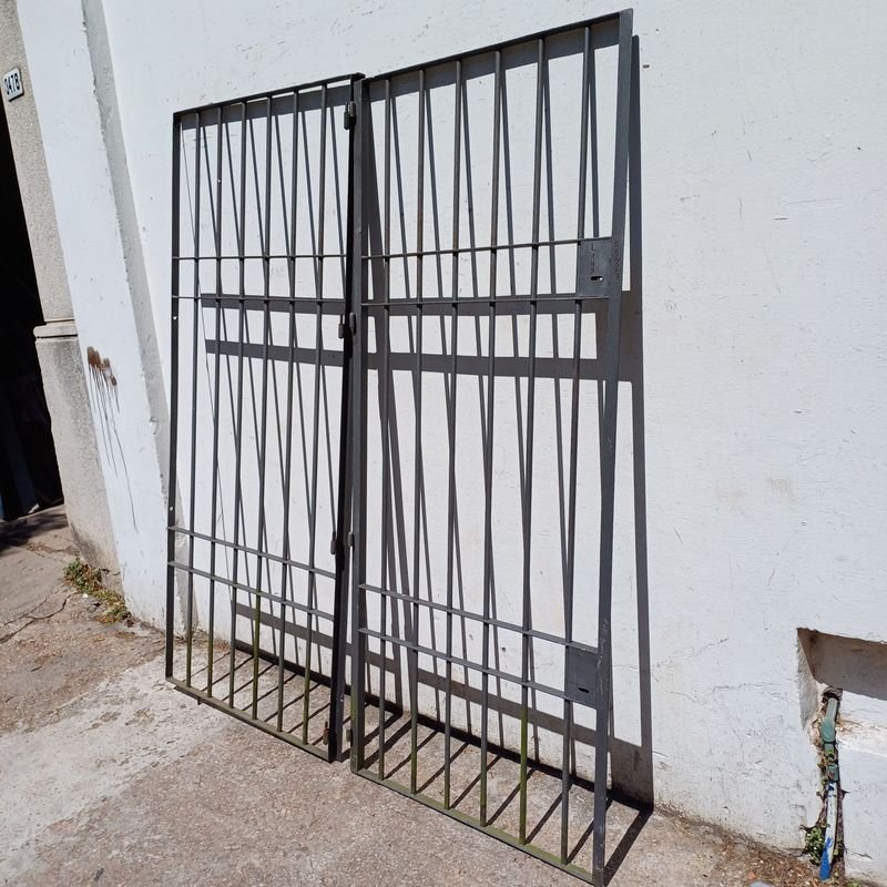 Puerta de metal negro para entrada segura - imagen 2