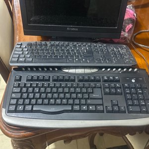 Lote siguiente: Monitor y Teclado de Computadora