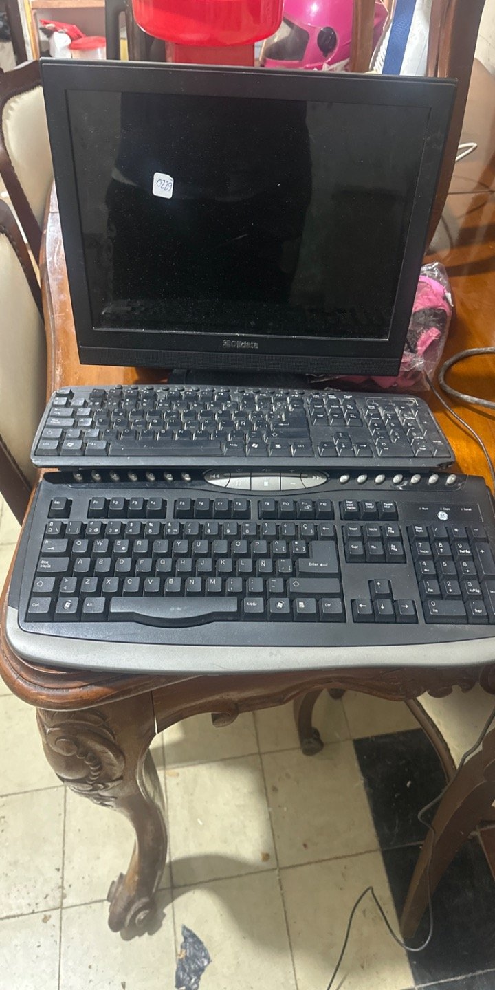 Monitor y Teclado de Computadora
