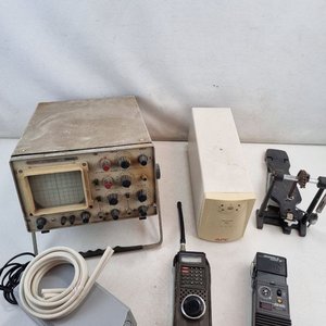 L 409 - Varias Piezas - Lote de instrumental electronico vintage y accesorios, incluye osciloscopio analogico, UPS APC y pedal de bateria de transmision a cadena - imagen 3